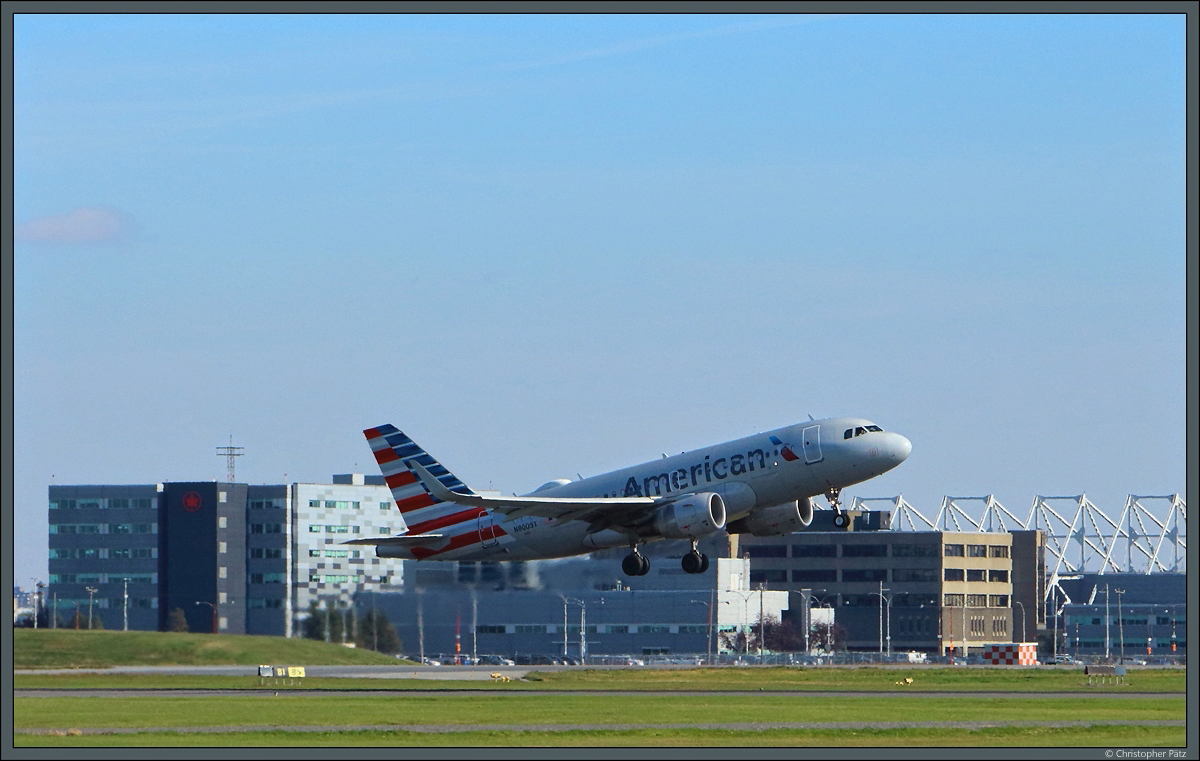 Der A319-115 N8009T der American Airlines hebt am 11.10.2022 in Montreal-Trudeau ab.
