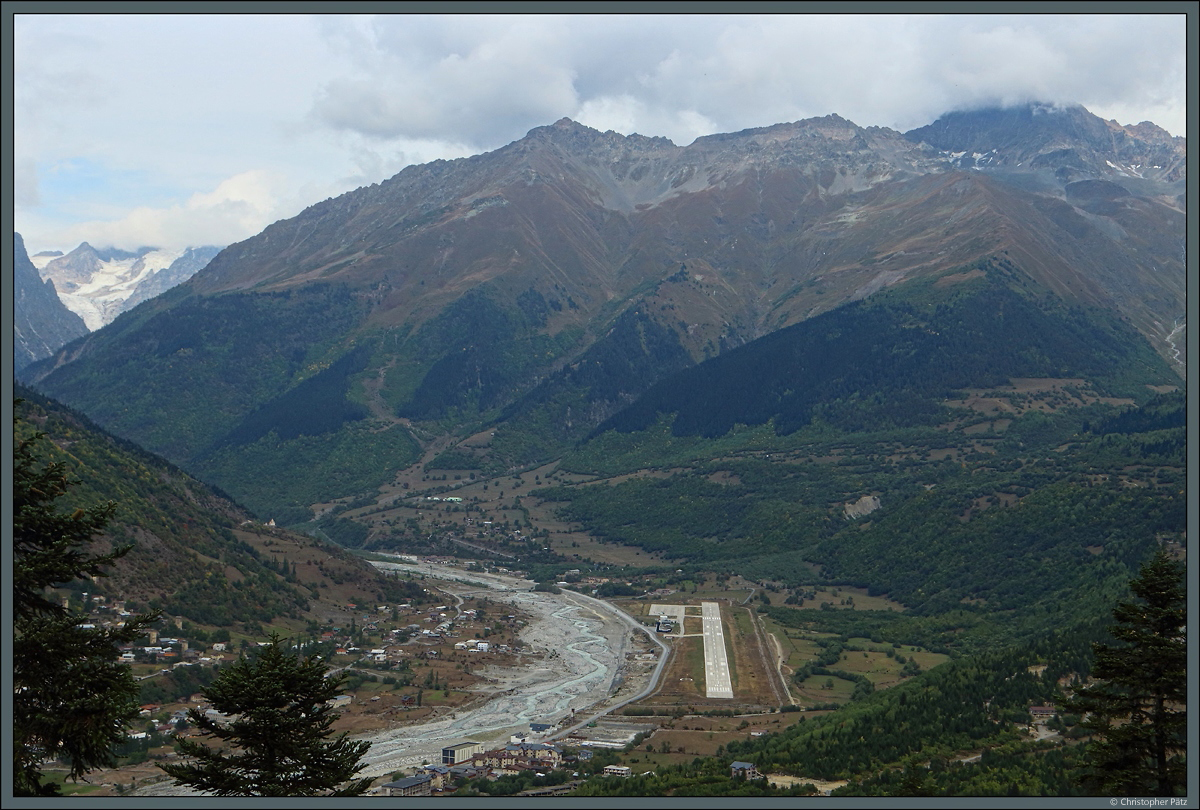 Der kleine Königin-Tamar-Flughafen Mestia liegt in anspruchsvollen Gelände mitten im Kaukasus auf 1.456 m Höhe. Er verfügt über eine 1150 m lange Bahn und wird hauptsächlich von den Let 410 der georgischen Vanilla Sky angeflogen. (Mestia, 15.09.2019)