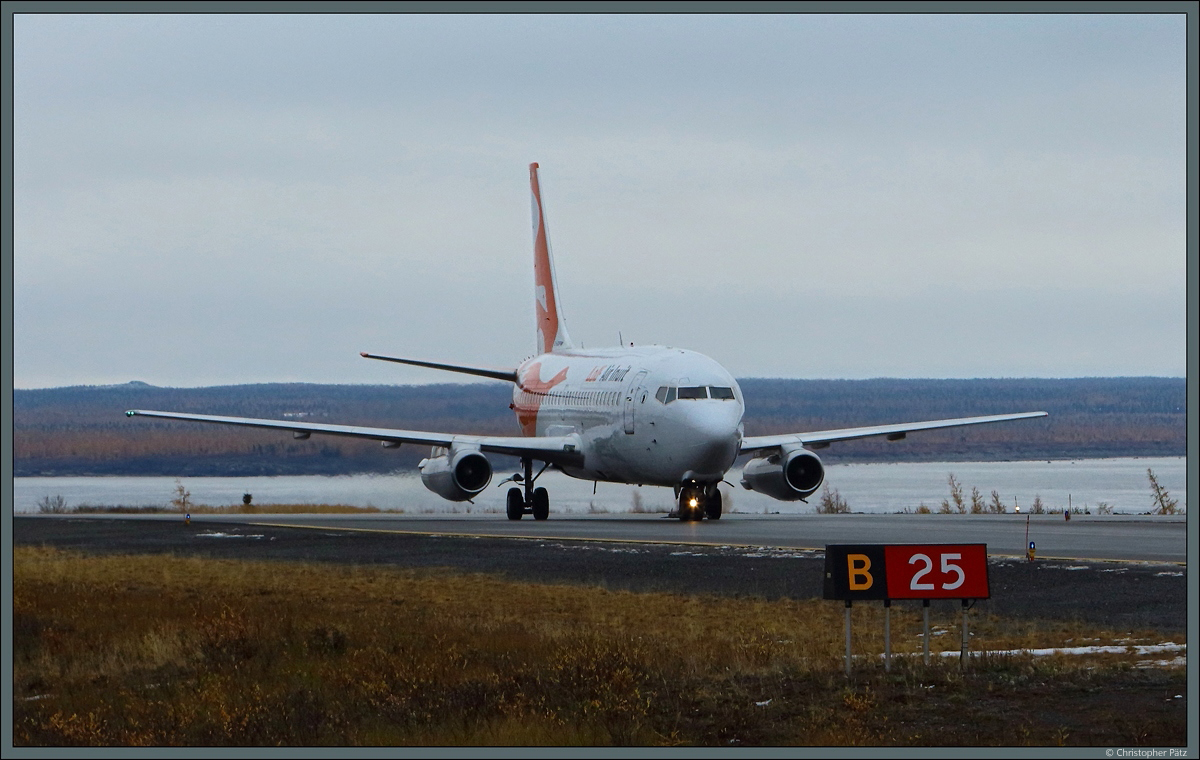 Die 737-275C C-GOPW der Air Inuit rollt nach der Landung in Kuujjuaq über den Taxiway B zum Vorfeld. (14.10.2022)