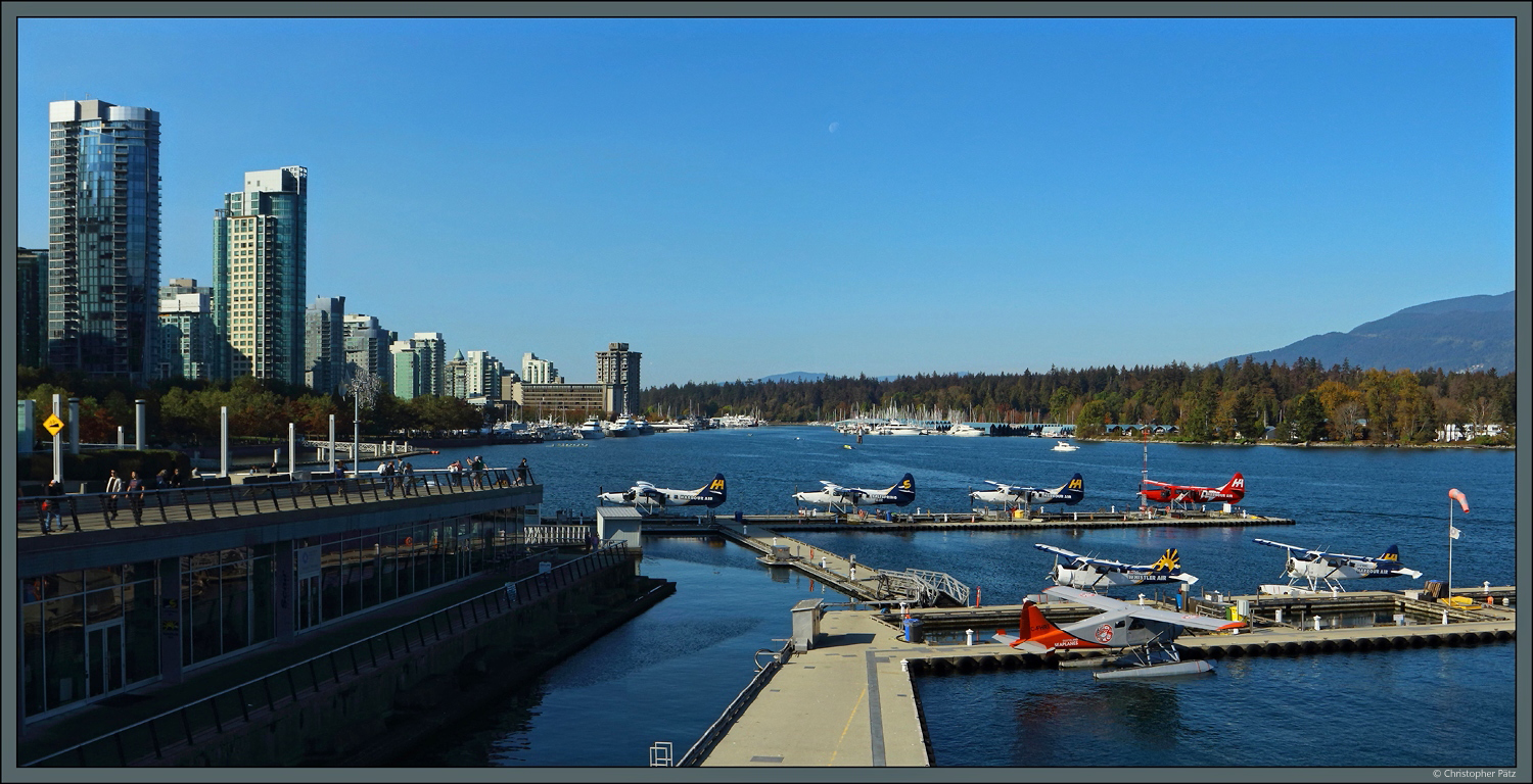 Der Wasserflughafen Vancouver Harbour Flight Centre liegt direkt an der Downtown von Vancouver. Platzhirsch ist die Harbour Air, die hier vor allem mit Twin Otter und Turbo Otter, aber auch mit einigen DHC 2 Beaver aktiv ist. (15.10.2022) 