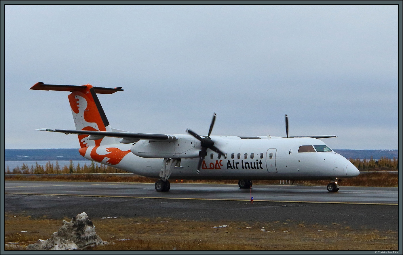 Die C-FIAI gehört zu den 12 Dash 8-300 von Air Inuit, die die kleineren Siedlungen an der Küste anfliegen. Am 14.10.2022 rollt sie nach der Landung in Kuujjuaq zum Gate.