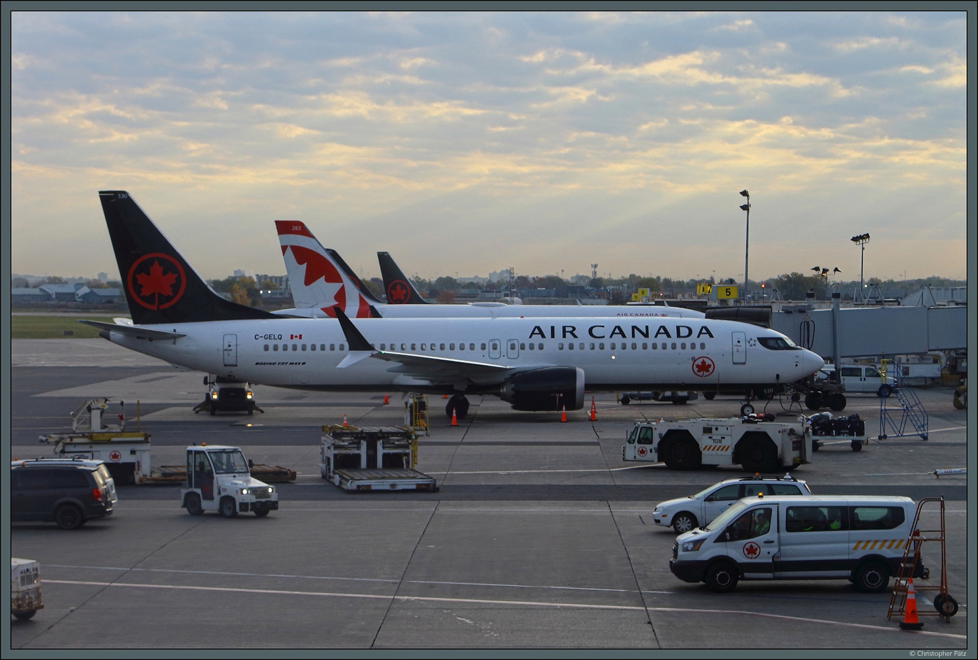 Die C-GELQ gehört zu den insgesamt 40 Boeing 737 MAX 8 der Air Canada. Am 12.10.2022 steht die Maschine am Gate 5 des Flughafens Montreal-Trudeau.