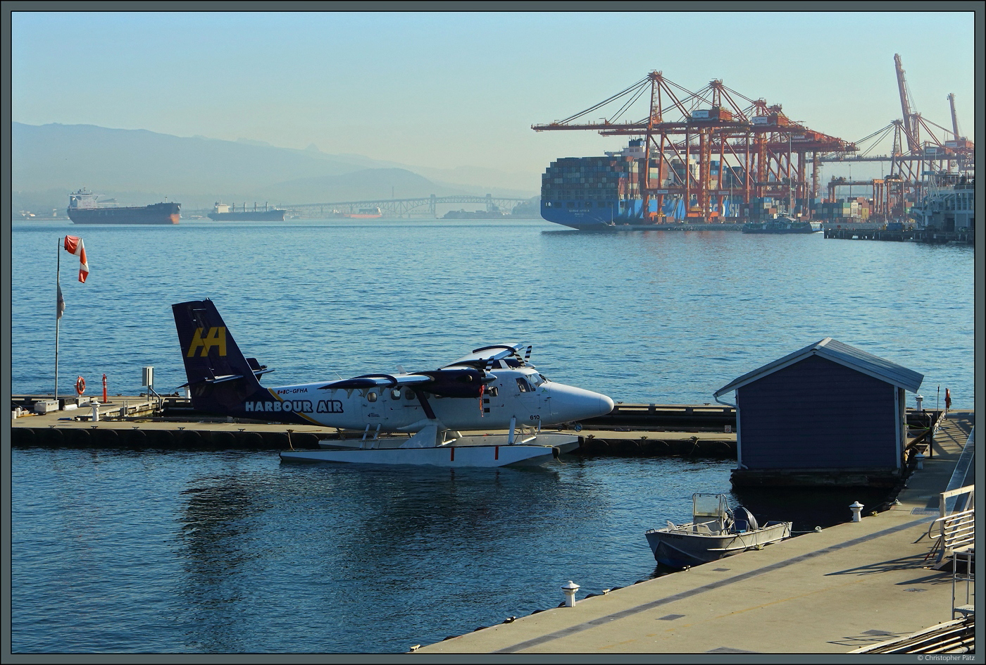 Die DHC-6-300 Twin Otter C-GFHA gehört seit 2018 zur Flotte der Wasserfluggesellschaft Harbour Air. Am 15.10.2022 steht sie in deren Basis am Coal Harbour in Vancouver.