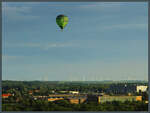 Der Heißluftballon D-OEKY schwebt am 29.05.2020 über dem Süden Magdeburgs.