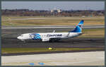 duesseldorf-eddl/765164/die-737-866-su-gdc-der-egypt-air Die 737-866 SU-GDC der Egypt Air rollt am 09.03.2010 in Düsseldorf zum Gate.