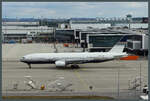 Die 777-212ER EC-MUA der spanischen Charterfluggesellschaft Privilege Style hat am 11.03.2023 nur einen kurzen Flug vor sich, als sie in München am Terminal 1 vorbeirollt.