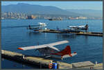 Die Gulf Island Seaplanes bietet ebenfalls Flüge ab Vancouver an. Bei der C-FHRT handelt es sich um eine 1959 gebaute DHC-2 Beaver. Dahinter zwei Cessna 208B Grand Caravan EX der Harbour Air. Eine weitere Grand Caravan startet gerade. (15.10.2022)
