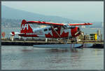 Die 1948 gebaute DHC-2 C-FFHA der Harbour Air trägt eine Sonderlackierung im Stil der kanadischen Flagge.