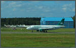 a319-100/865291/die-a319-112-yr-abb-der-carpatair-ist Die A319-112 YR-ABB der Carpatair ist am 02.09.2024 in Riga gelandet. Im Hintergrund stehen zahlreiche Challenger-Maschinen auf dem Geländer des Wartungsunternehmens Airline Support Baltic.