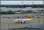 Aus Istanbul kommend rollt der A320-216 TC-DCG der Pegasus Airlines über das Vorfeld westlich von Terminal 1.