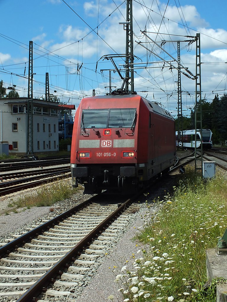 101 056 setzt sich an den soeben aus Richtung Z�rich eingefahrenen Intercity, um diesen weiter nach Stuttgart zu bef�rdern.