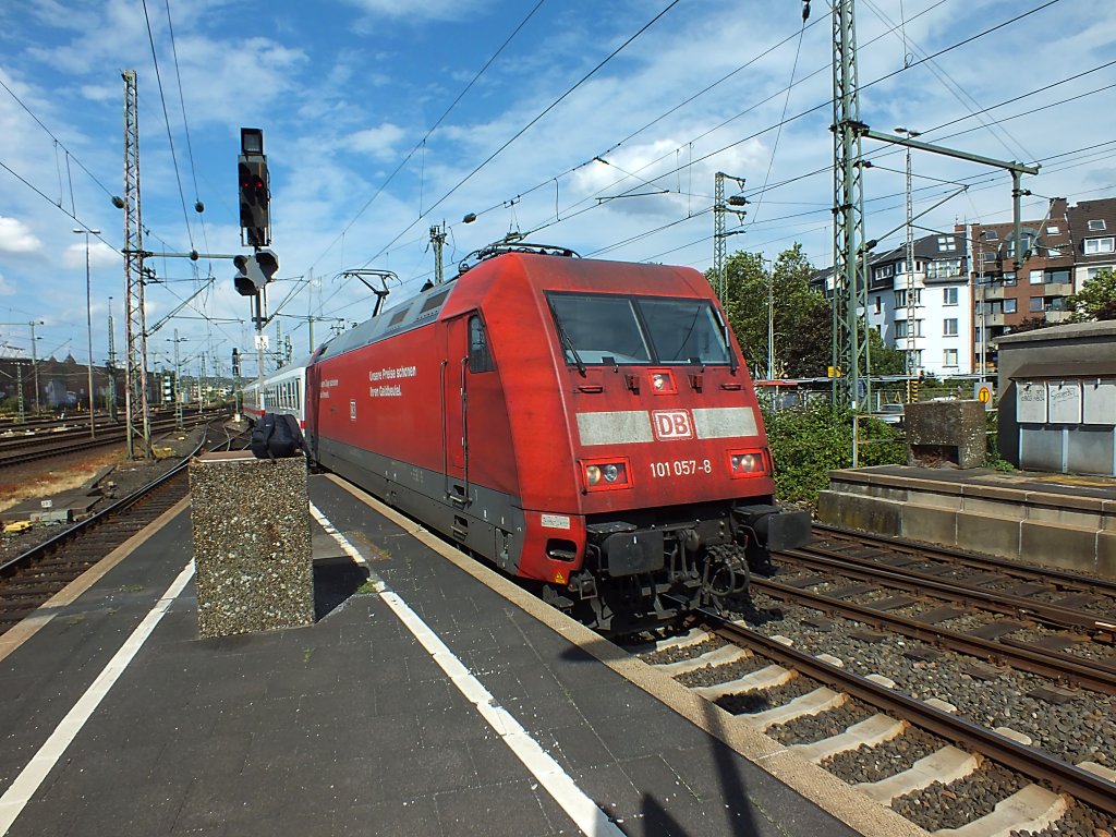 101 057 f�hrt am 3.8.13 mit einem InterCity in D�sseldorf ein.