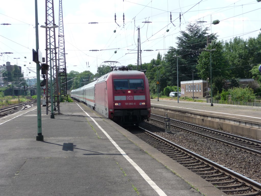 101 082 durchf�hrt am 30.06.2010 mit einem Intercity den Bahnhof Wuppertal-Oberbarmen.
