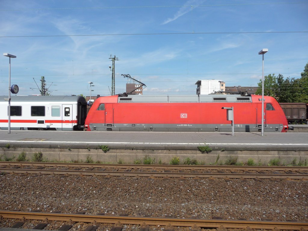 101 099 verl�sst mit einem Intercity nach Nordeich Gelsenkirchen. 20.08.2011