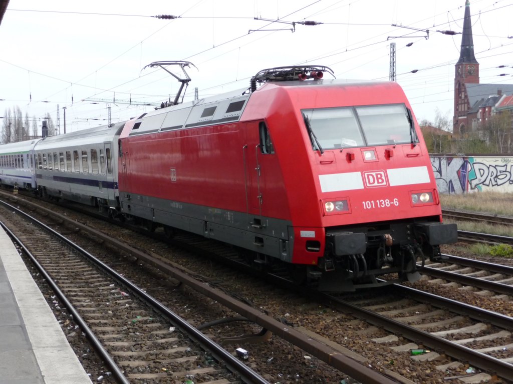 101 138 mit polnischen Intercity-Wagen an der Haltestelle Warschauer Stra�e am 09.04.2012. Normalerweise wird der Berlin-Warszawa-Express, der aus diesen Wagen gebildete Zug mit polnischen Taurus-Pendants bespannt. Am damaligen Tag leider nicht.