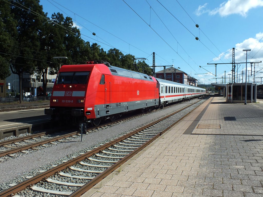 101er k�nnen auch sauber sein: 101 038 am 31.7.13 in Singen. Das Revisionsdatum lautet auf LD X 17.7.13; die Lok ist also zum Aufnahmezeitpunkt gerade zwei Wochen wieder in Dienst gewesen.
