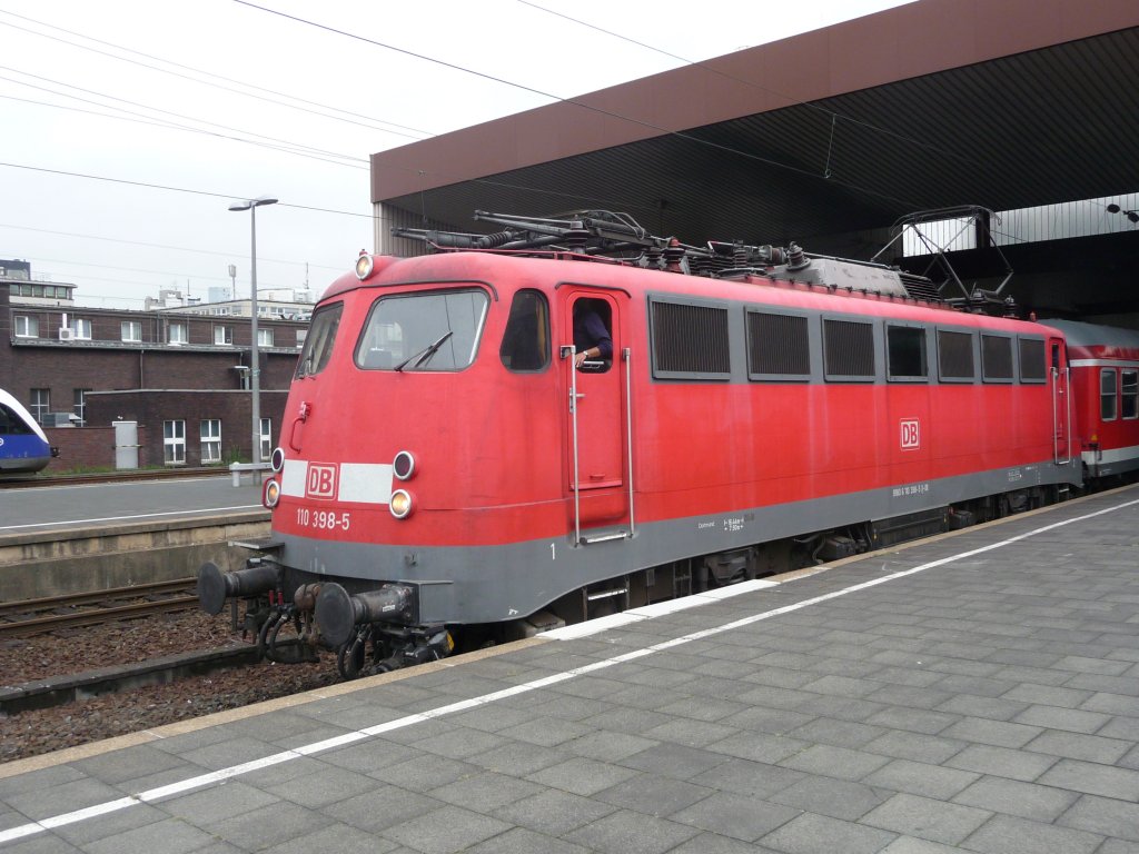 110 398 verl�sst am 27.08.2010 den D�sseldorfer Hauptbahnhof.
RE4 Verst�rker -> Aachen Hauptbahnhof