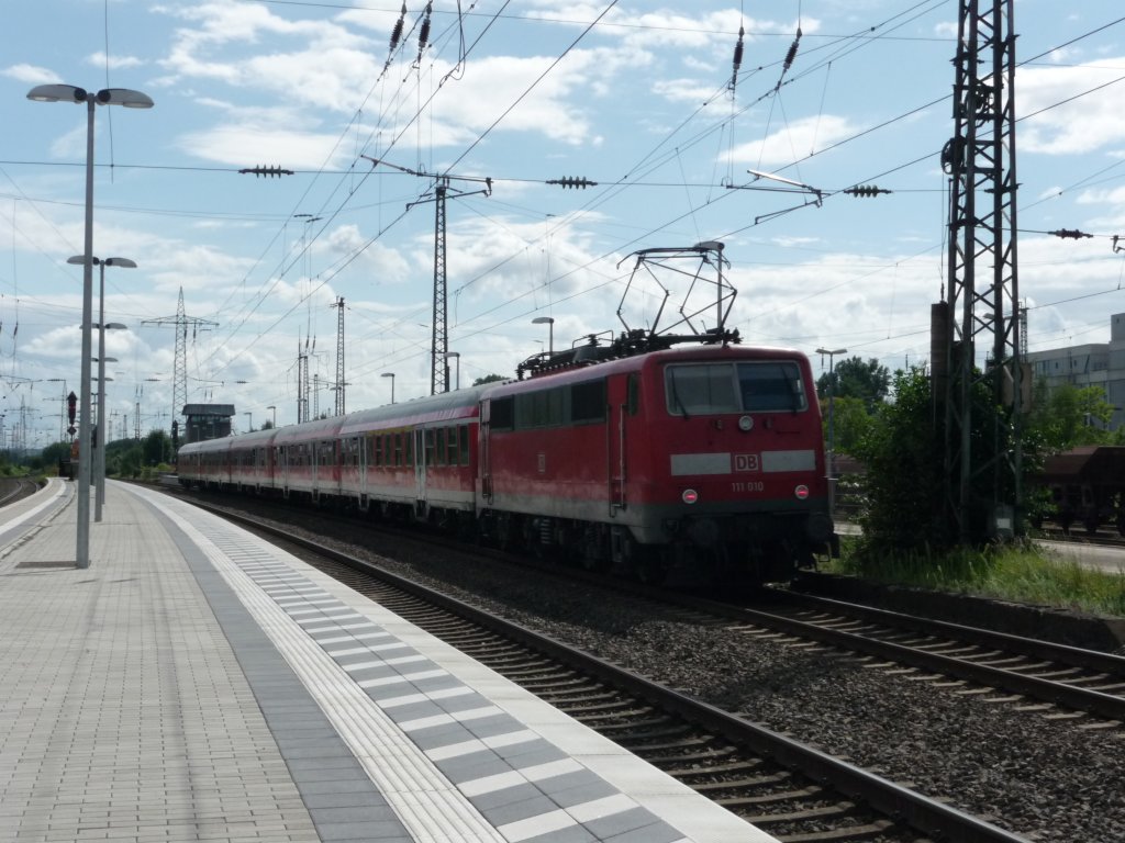 111 010 bremst ihren Zug im Bahnhof H�rth ab.
RB48 -> Bonn-Mehlem