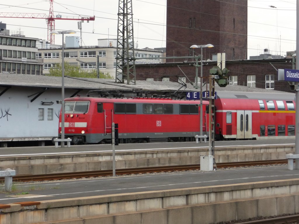 111 112 steht am 03.05.2012 im D�sseldorfer Hauptbahnhof.
RE4 -> Aachen Hauptbahnhof