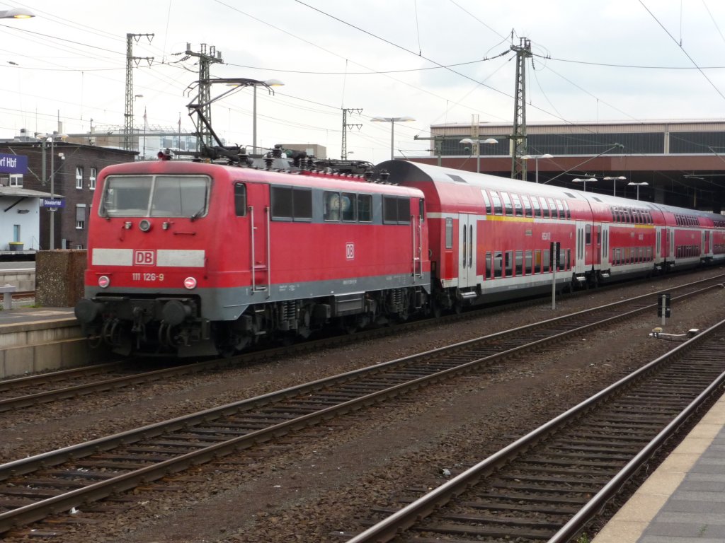 111 126 ist am 03.05.2012 im D�sseldorfer Hauptbahnhof angekommen.
RE4 -> Dortmund Hauptbahnhof