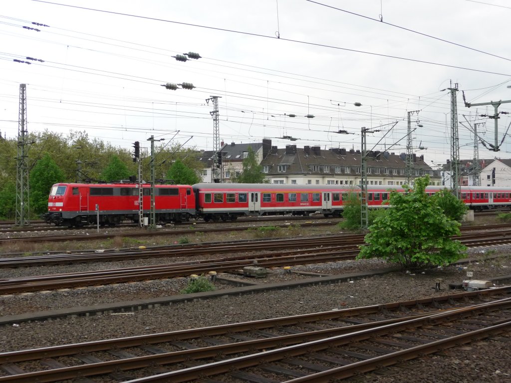 111 129 stellt eine Reihe n-Wagen als Verst�rker bereit. 03.05.2012