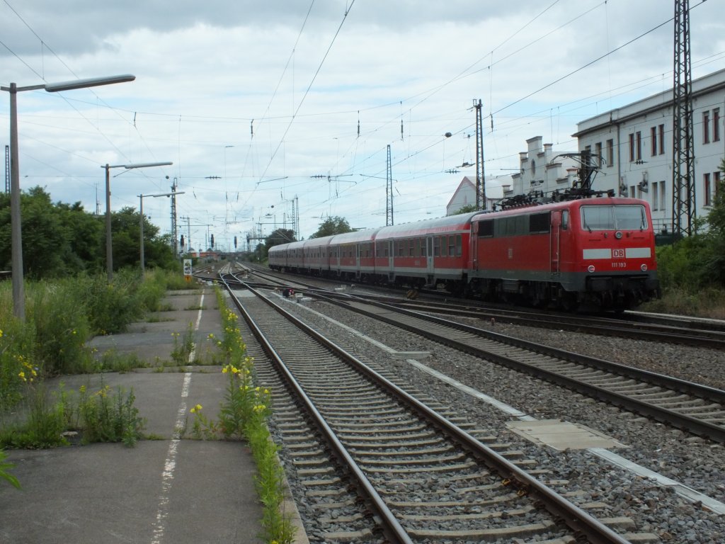 111 193 schiebt eine Regionalbahn gen Heidelberg. Weinheim (Bergstra�e), 23.06.2013