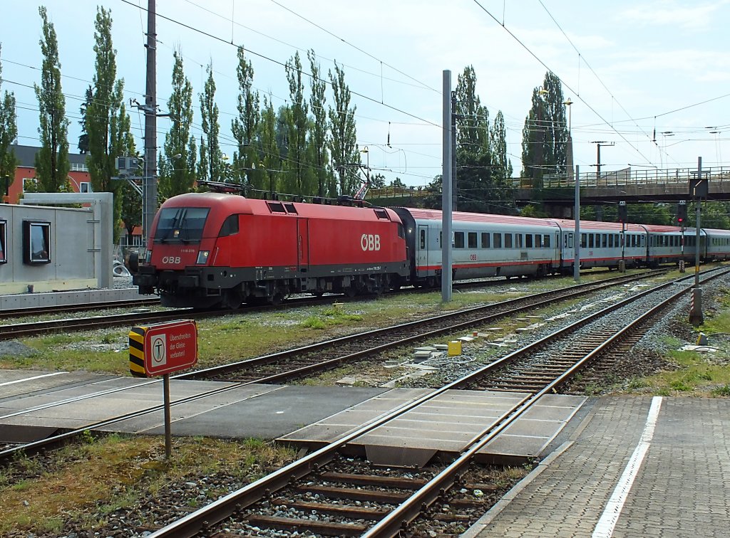 1116 276 erreicht am 23.7.13 mit einem Intercity aus Wien Bregenz. Der �stlichste Bahnhof �sterreichs ist von der Hauptstadt aus st�ndlich umsteigefrei zu erreichen. Dabei wechseln sich RailJet und Intercity jeweils im Zweistundentakt ab.
