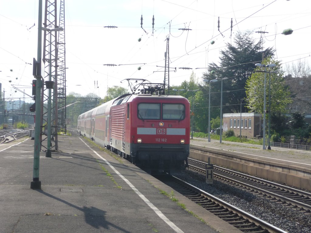 112 162 f�hrt am 15.04.2011 in den Bahnhof Wuppertal-Oberbarmen ein.
RE7 -> Rheine