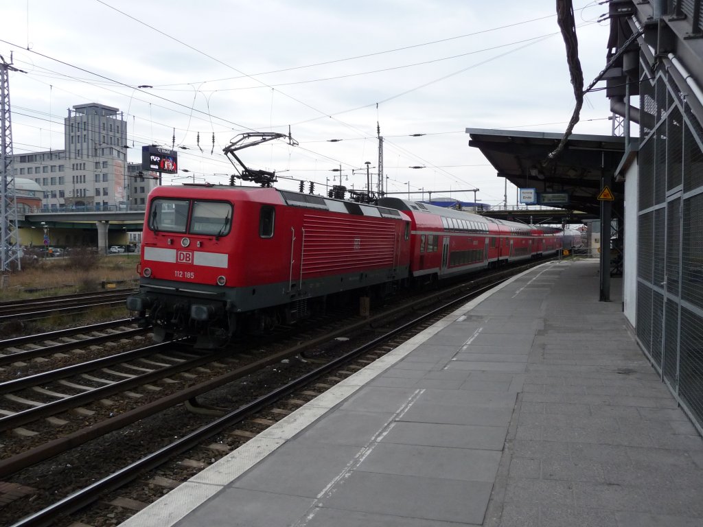 112 185 passiert den Haltepunkt Warschauer Stra�e. 09.04.2011
RE1 -> Magdeburg Hauptbahnhof