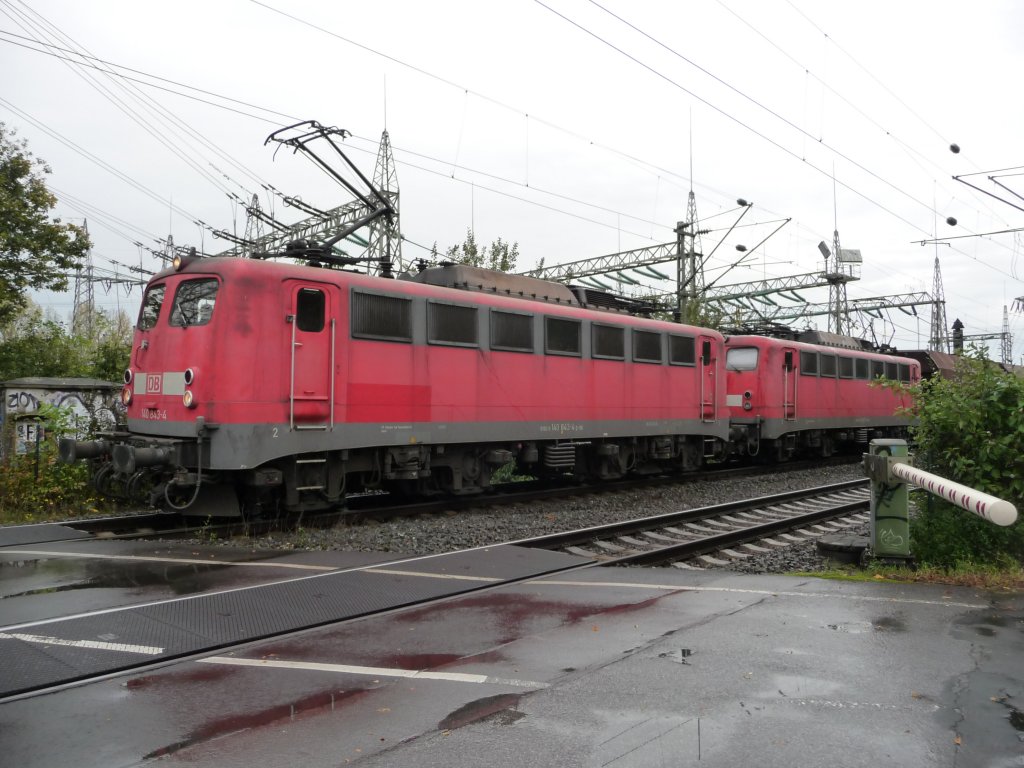 140 843 und 833 passieren am 17.10.2012 einen Bahn�bergang in D�sseldorf-Eller. Wenige Meter weiter ereignete sich im Dezember 2012 ein schwerer Unfall, bei dem ein (zuvor evakuierter) Bus, der mit einem Defekt liegen geblieben war, zwischen zwei G�terz�gen regelrecht zerquetscht wurde.