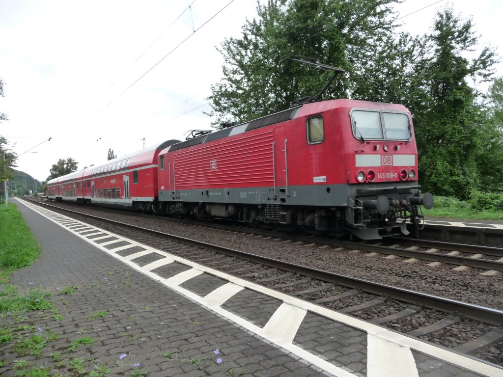 143 018 am 08.08.2012 beim Zwischenhalt in Leubsdorf am Rhein.
RB27 -> Koblenz Hauptbahnhof