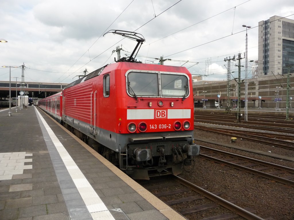 143 036 f�hrt in den D�sseldorfer Hauptbahnhof ein; 03.05.2012.
S68 -> Langenfeld