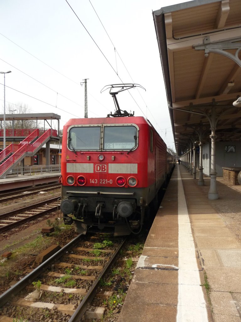 143 221 ist in Berlin-Wannsee angekommen, wo sie baustellenbedingt wendet, und wird in K�rze ihren Regionalexpress in Richtung Brandenburg (Havel) schieben.
RE1 -> Berlin-Wannsee