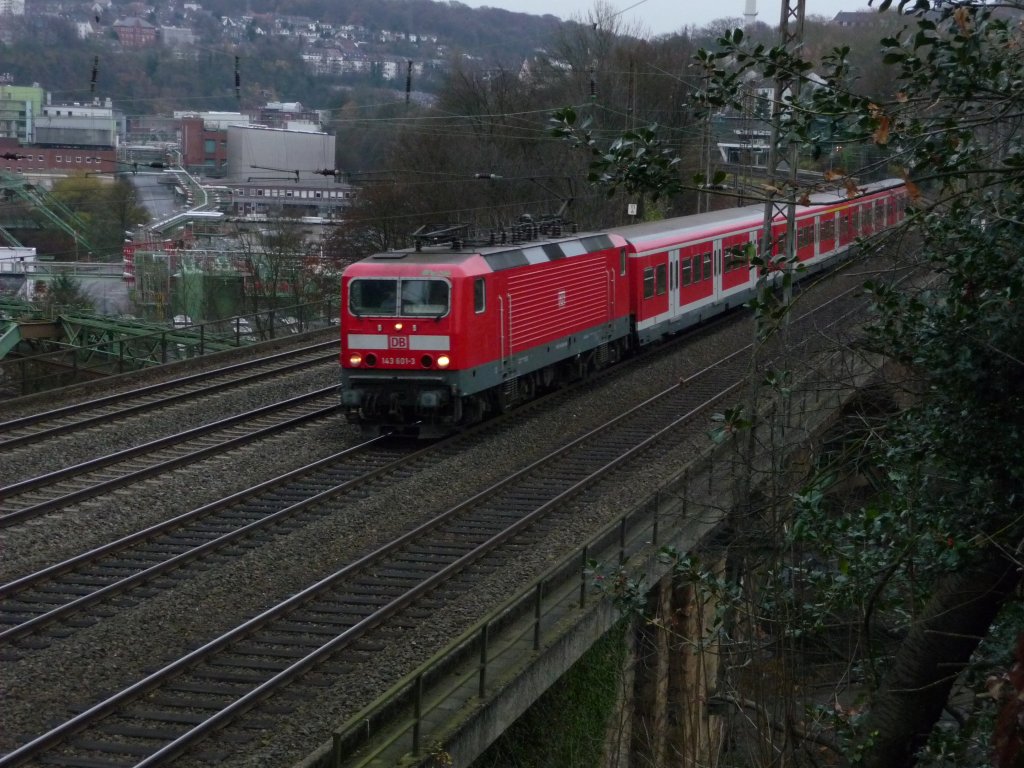 143 601 �berquert am 21.11.2009 mit einer S-Bahn nach M�nchengladbach den Sonnborner Viadukt in Wuppertal.