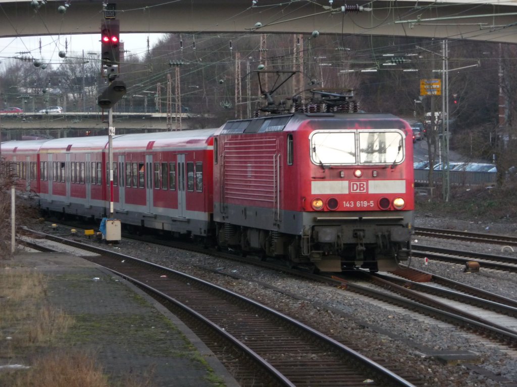 143 619 f�hrt am 24.02.2010 mit ihrer S-Bahn in Wuppertal-Oberbarmen ein.