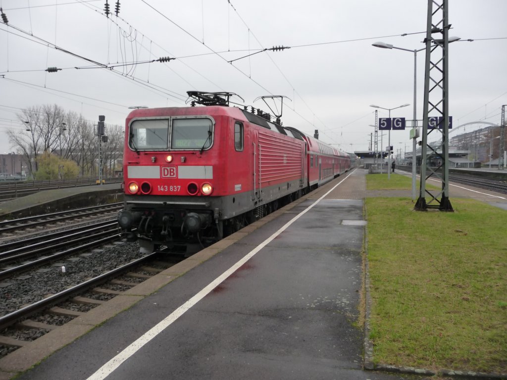 143 837 verl�sst am 24.11.2012 den Bahnhof K�ln-Messe/Deutz.
RB27 -> K�ln Hauptbahnhof