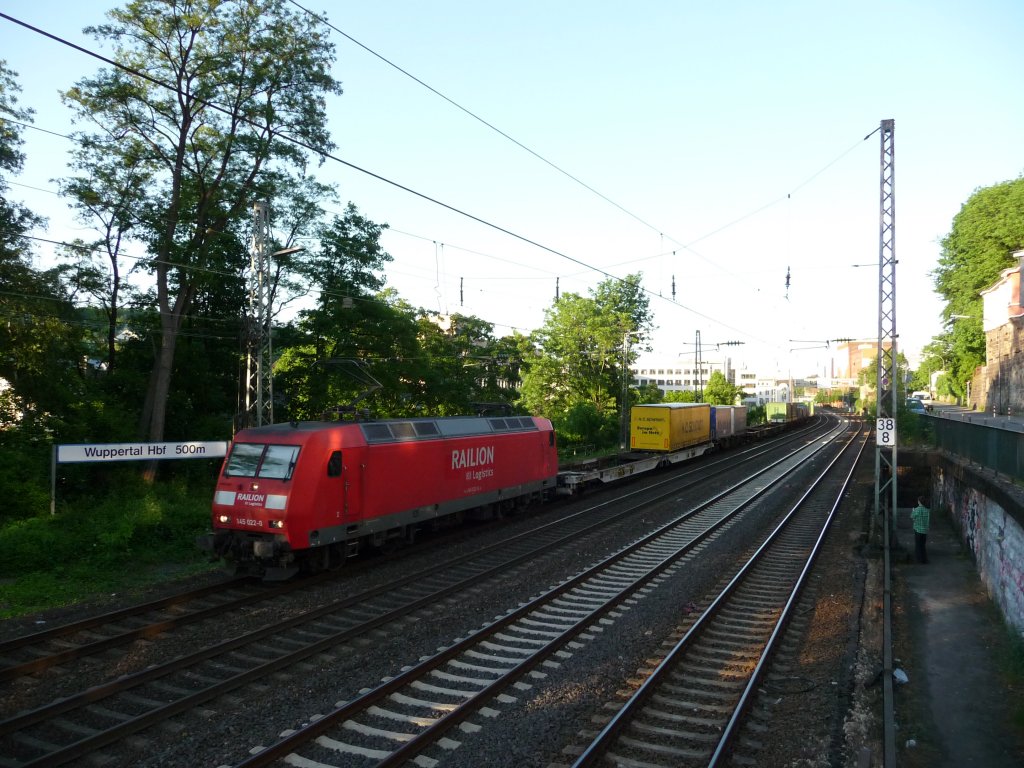 145 022 durchf�hrt mit einem G�terzug den Wuppertaler Stadtteil Unterbarmen.