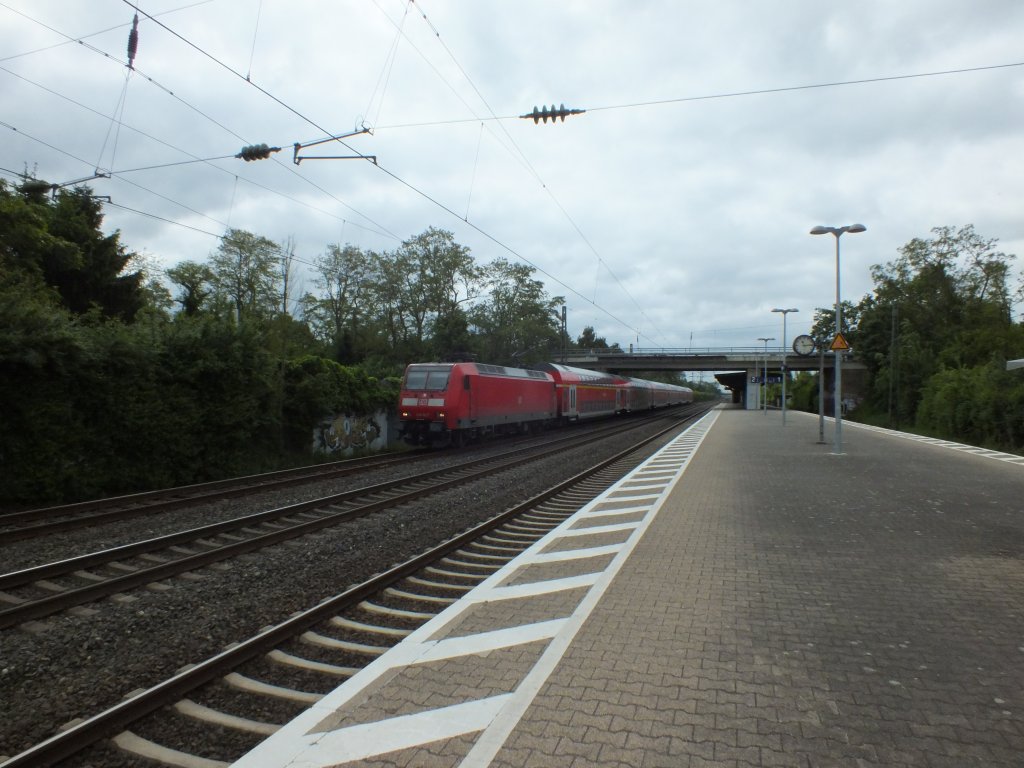 146 027 durchf�hrt am Morgen des 3.6.13 den S-Bahnhof Angermund.