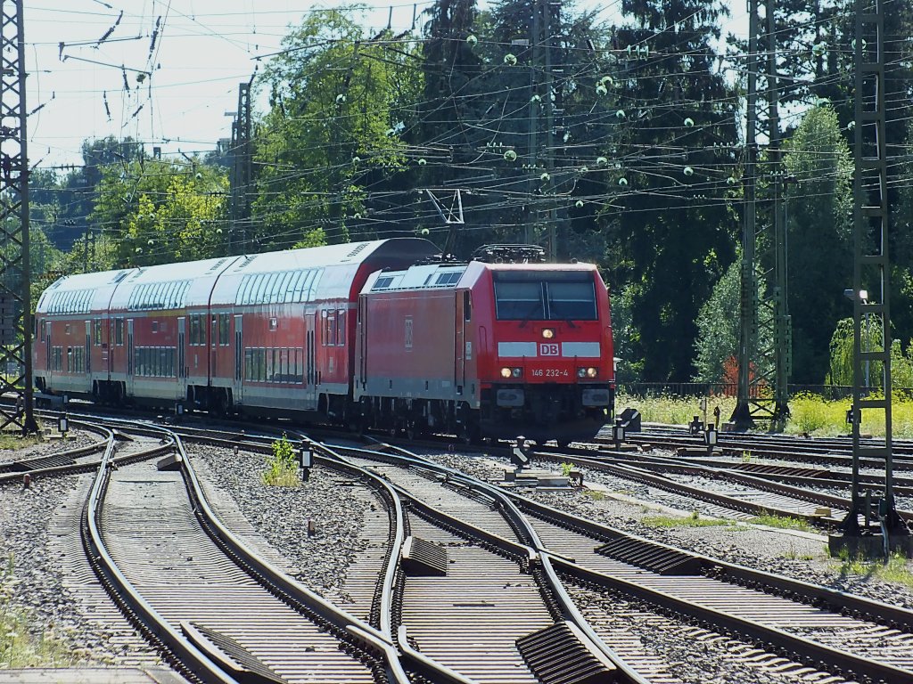 146 232 f�hrt mit einem IRE nach Kreuzlingen in Singen ein. 31.7.13