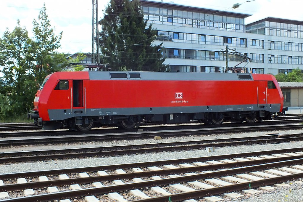 152 012 rangiert am 31.7.13 in Singen an ihren G�terzug.