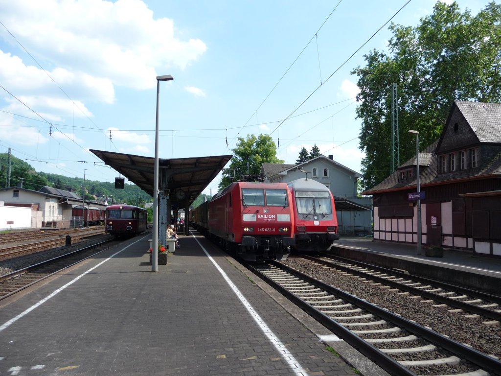 152 022 durchf�hrt mit einem G�terzug den Bahnhof Linz (Rhein). 05.06.2010.
Gleis 1: RB27 -> Koblenz Hauptbahnhof
Gleis 3: 798 760 -> Kalenborn