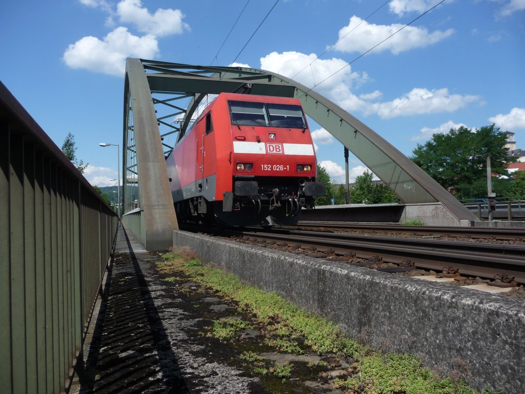 152 026 zeigt sich am 06.08.2010 an der Wiedbr�cke in Neuwied mit einem G�terzug.