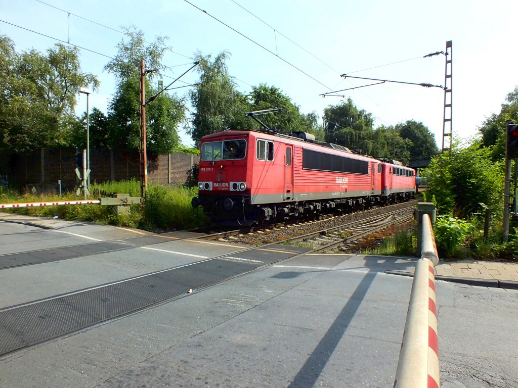 155 017 am 16.7.13 am Bahn�bergang in Bottrop-S�d. An zweiter Stelle l�uft 140 569 kalt mit.