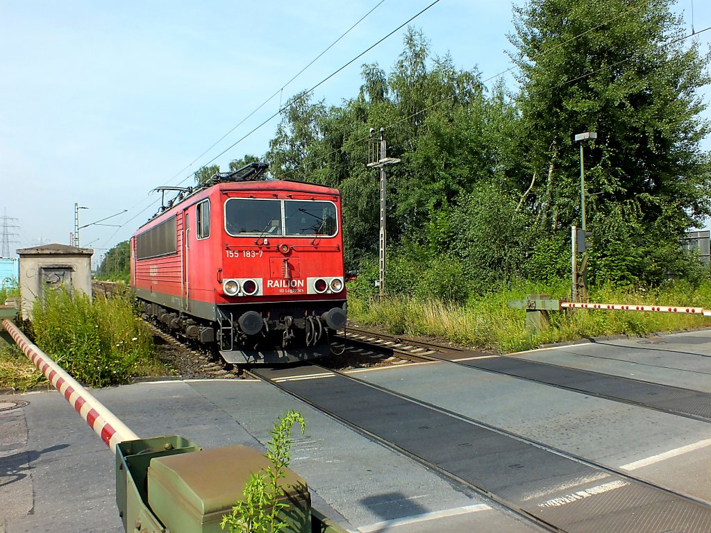 155 183 passiert hier am 16.7.13 den Bahn�bergang an der �stlichen Bahnhofseinfahrt von Bottrop-S�d GBF.