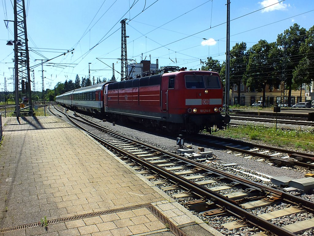 181 214  Mosel  f�hrt am 31.7.13 mit einem Intercity nach Z�rich in Singen ein. Die Intercities auf der G�ubahn haben sich zwischenzeitlich wohl zu einer Hochburg der Zweisystemloks entwickelt. Am 31.7.13 waren dort mindestens zwei im Einsatz, nach  DREHSCHEIBE -Informationen allerdings auch schon bis zu vier.