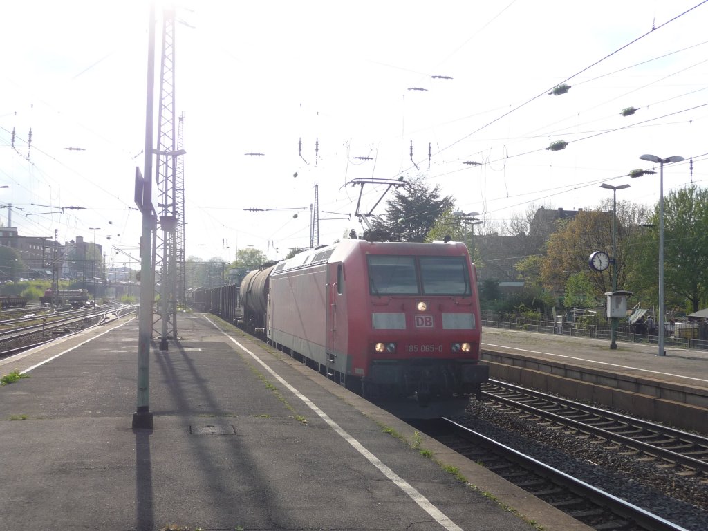 185 065 durchf�hrt am 15.04.2011 den Bahnhof Wuppertal-Oberbarmen.
