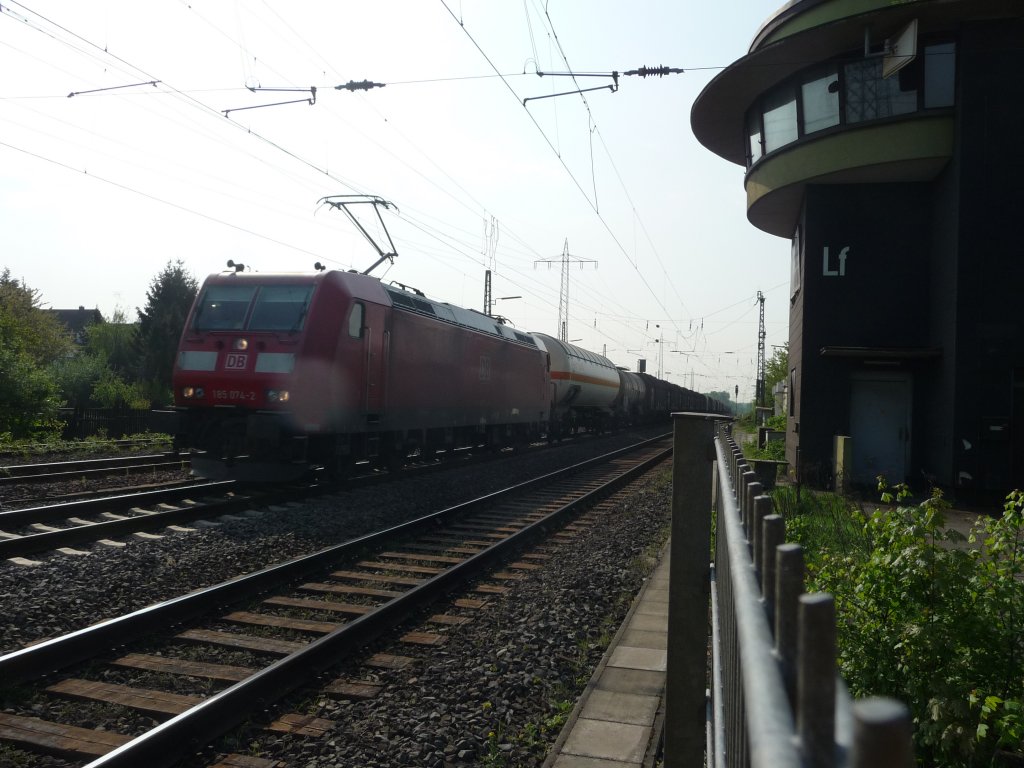185 074 durchf�hrt mit einem G�terzug die Anlagen des nicht mehr genutzten Bahnhof Ratingen-Lintorf. 21.04.2011
