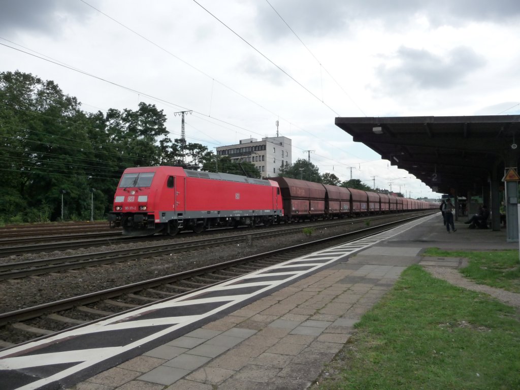 185 371 durchf�hrt mit einem langen Kohle- oder Erzzug den Bahnhof K�ln-West. 08.08.2012