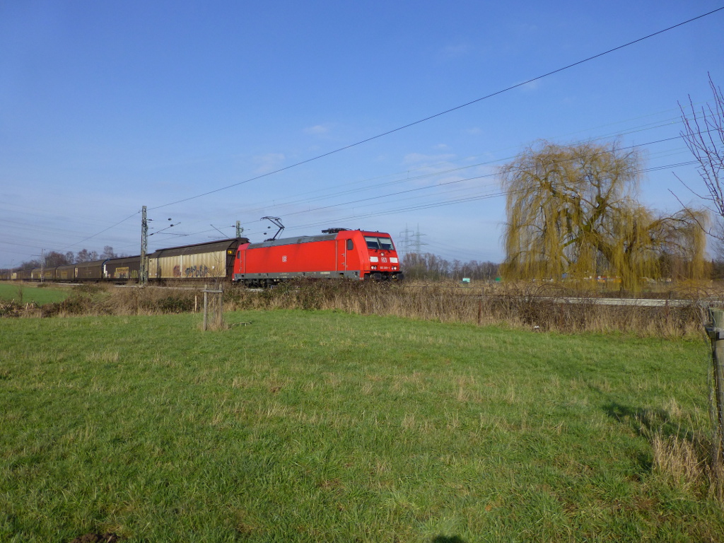 185 395 �berquert am 18.2.2013 den Viehbach in Langenfeld-Richrath.