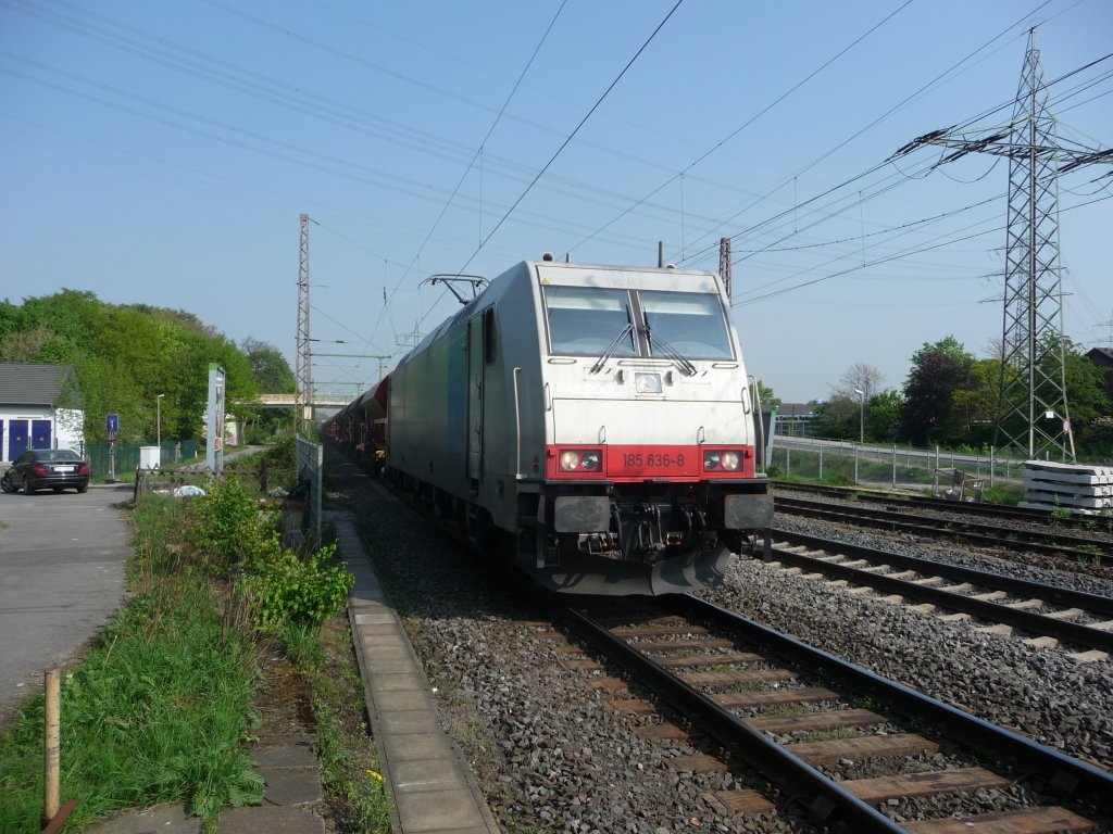 185 636 (91 80 6185 636-8 D-Rpool) von Railpool durchf�hrt den Bahnhof Ratingen-Lintorf. 21.04.2011